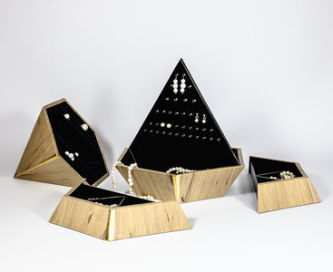 Diamantformat smyckeskrin i ek. Svensk design, svenskt hantverk.